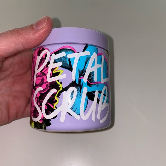 NWT VS body scrub